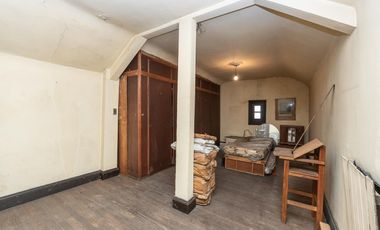 Casa de 6 ambientes, jardín y cochera para 4 autos en venta!