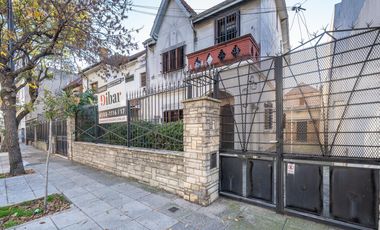 Casa de 6 ambientes, jardín y cochera para 4 autos en venta!