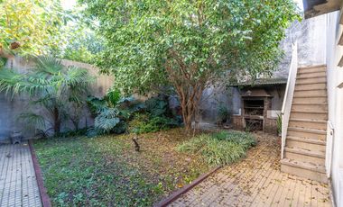 Casa de 6 ambientes, jardín y cochera para 4 autos en venta!