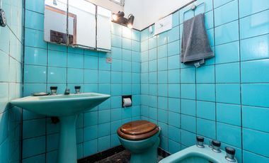 Casa de 6 ambientes, jardín y cochera para 4 autos en venta!