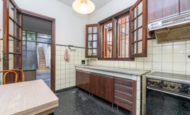 Casa de 6 ambientes, jardín y cochera para 4 autos en venta!