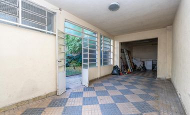Casa de 6 ambientes, jardín y cochera para 4 autos en venta!
