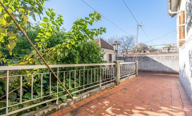Casa de 6 ambientes, jardín y cochera para 4 autos en venta!