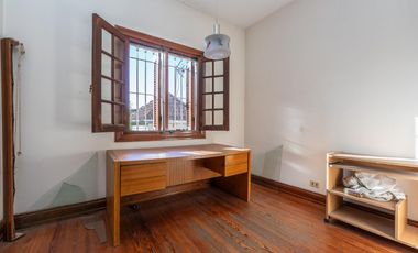 Casa de 6 ambientes, jardín y cochera para 4 autos en venta!