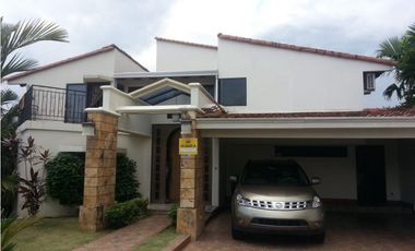 SE ALQUILA HERMOSA CASA UBICADA EN EL DORADO