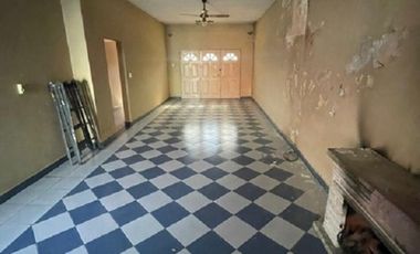 Casa de 3 ambientes y garaje en Banfield.