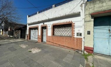 Casa de 3 ambientes y garaje en Banfield.