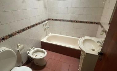 Casa de 3 ambientes y garaje en Banfield.