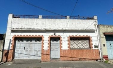 Casa de 3 ambientes y garaje en Banfield.
