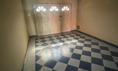 Casa de 3 ambientes y garaje en Banfield.