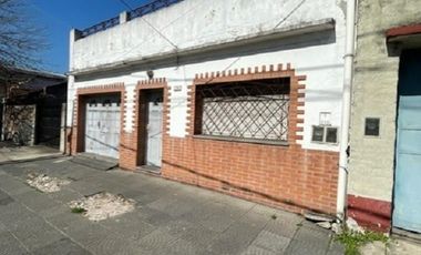 Casa de 3 ambientes y garaje en Banfield.