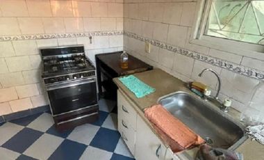 Casa de 3 ambientes y garaje en Banfield.