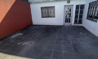 Casa de 3 ambientes y garaje en Banfield.