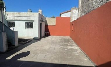 Casa de 3 ambientes y garaje en Banfield.