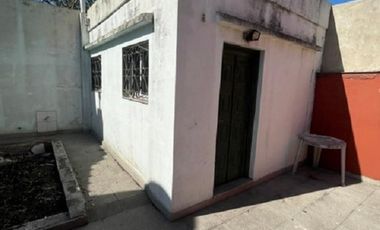 Casa de 3 ambientes y garaje en Banfield.