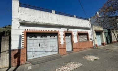 Casa de 3 ambientes y garaje en Banfield.