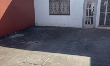 Casa de 3 ambientes y garaje en Banfield.