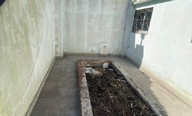 Casa de 3 ambientes y garaje en Banfield.