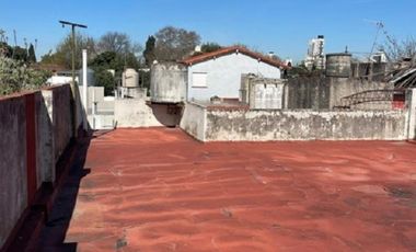 Casa de 3 ambientes y garaje en Banfield.