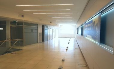 Excelente local comercial Sobre importante avenida a la venta