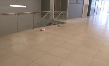 Excelente local comercial Sobre importante avenida a la venta