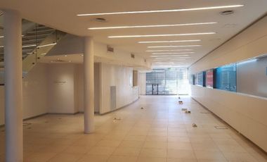 Excelente local comercial Sobre importante avenida a la venta