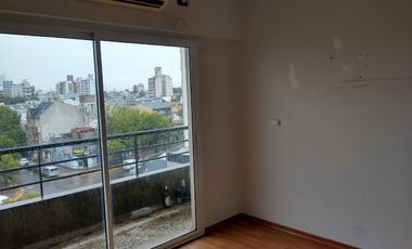 Departamento de 2 ambientes muy cómodo y luminoso, al frente y con balcón