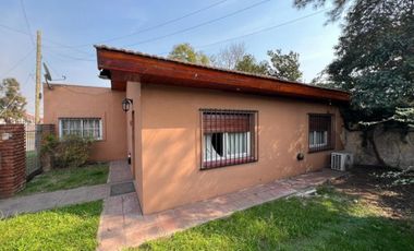VENTA DE CHALET 3 AMBIENTES EN MONTE GRANDE - COCHERA - PARRILLA - PILETA - LOTE 300 M²