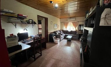 VENTA DE CHALET 3 AMBIENTES EN MONTE GRANDE - COCHERA - PARRILLA - PILETA - LOTE 300 M²