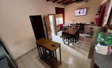 VENTA DE CHALET 3 AMBIENTES EN MONTE GRANDE - COCHERA - PARRILLA - PILETA - LOTE 300 M²