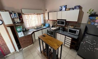 VENTA DE CHALET 3 AMBIENTES EN MONTE GRANDE - COCHERA - PARRILLA - PILETA - LOTE 300 M²