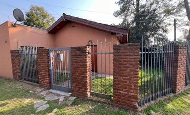 VENTA DE CHALET 3 AMBIENTES EN MONTE GRANDE - COCHERA - PARRILLA - PILETA - LOTE 300 M²