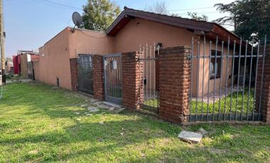 VENTA DE CHALET 3 AMBIENTES EN MONTE GRANDE - COCHERA - PARRILLA - PILETA - LOTE 300 M²