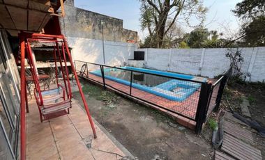VENTA DE CHALET 3 AMBIENTES EN MONTE GRANDE - COCHERA - PARRILLA - PILETA - LOTE 300 M²