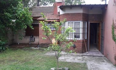 VENTA DE CHALET 3 AMBIENTES EN MONTE GRANDE - COCHERA - PARRILLA - PILETA - LOTE 300 M²
