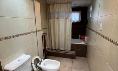 VENTA DE CHALET 3 AMBIENTES EN MONTE GRANDE - COCHERA - PARRILLA - PILETA - LOTE 300 M²
