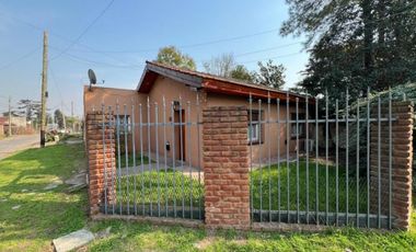 VENTA DE CHALET 3 AMBIENTES EN MONTE GRANDE - COCHERA - PARRILLA - PILETA - LOTE 300 M²