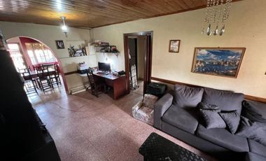 VENTA DE CHALET 3 AMBIENTES EN MONTE GRANDE - COCHERA - PARRILLA - PILETA - LOTE 300 M²