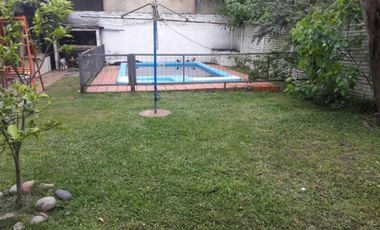 VENTA DE CHALET 3 AMBIENTES EN MONTE GRANDE - COCHERA - PARRILLA - PILETA - LOTE 300 M²