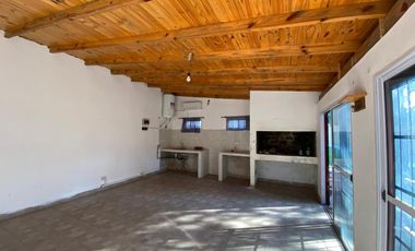Casa con pileta sobre Ruta 3, Barrio Santa Anita  Cañuelas