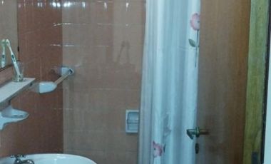 Casa 5 Ambientes con cochera, mas departamento 3 Ambientes y fondo