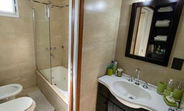 Chalet de 4 AMBIENTES ubicado a 150 metros de la Av. Espora