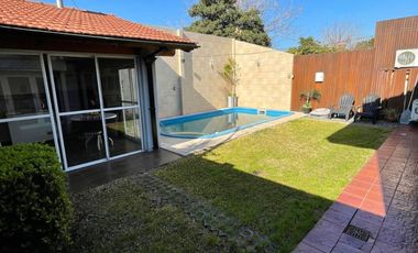 Chalet de 4 AMBIENTES ubicado a 150 metros de la Av. Espora