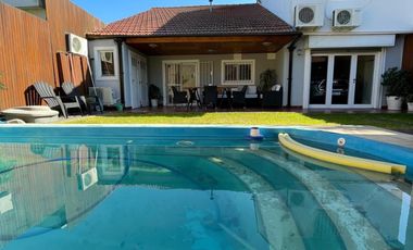 Chalet de 4 AMBIENTES ubicado a 150 metros de la Av. Espora