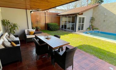 Chalet de 4 AMBIENTES ubicado a 150 metros de la Av. Espora