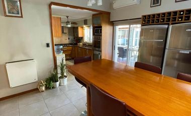 Chalet de 4 AMBIENTES ubicado a 150 metros de la Av. Espora