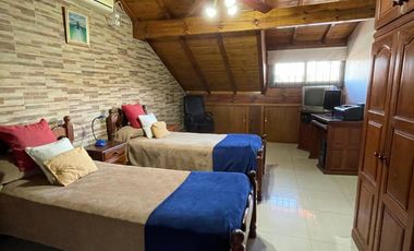 Chalet de 4 AMBIENTES ubicado a 150 metros de la Av. Espora