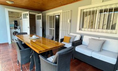 Chalet de 4 AMBIENTES ubicado a 150 metros de la Av. Espora