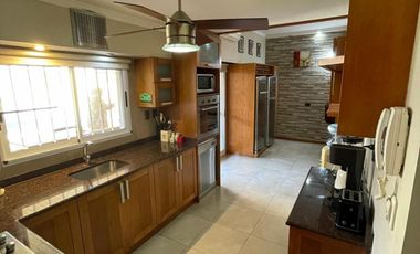 Chalet de 4 AMBIENTES ubicado a 150 metros de la Av. Espora