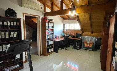 Chalet de 4 AMBIENTES ubicado a 150 metros de la Av. Espora